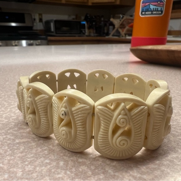 Avon Cream Carved Bracelet. Beautiful color and rare find. - Picture 5 of 11